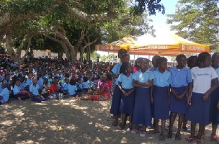 TVCABO oferece livros às crianças da Escola 7 de Setembro em Maputo TVCABO oferece livros às crianças da Escola 7 de Setembro em Maputo